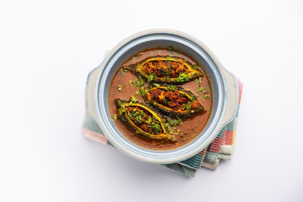 Receta de bharwa Karela masala o curry de melón amargo relleno