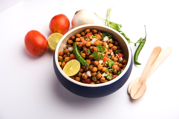 La receta de Black Chickpea Chaat o Kala Chana Chat es una receta de bocadillo popular de la India, que se sirve en un tazón. enfoque selectivo