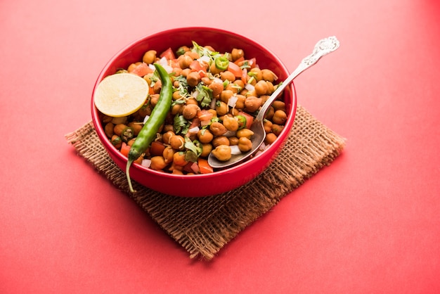 La receta de Black Chickpea Chaat o Kala Chana Chat es una receta de bocadillo popular de la India, que se sirve en un tazón. enfoque selectivo