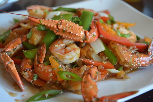 Receta casera de gambas y patas de cangrejo para freír con verduras frescas