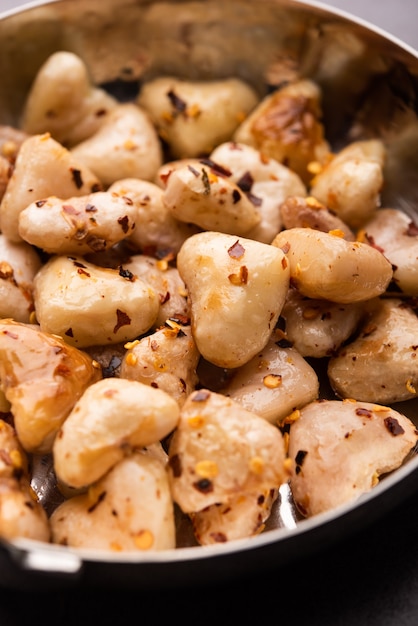 Receta de castañas de agua salteadas o Singhara o Singoda fry