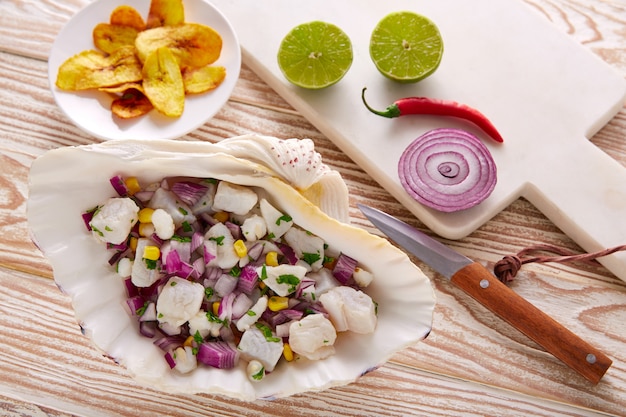 Receta de ceviche peruano con plátano frito.