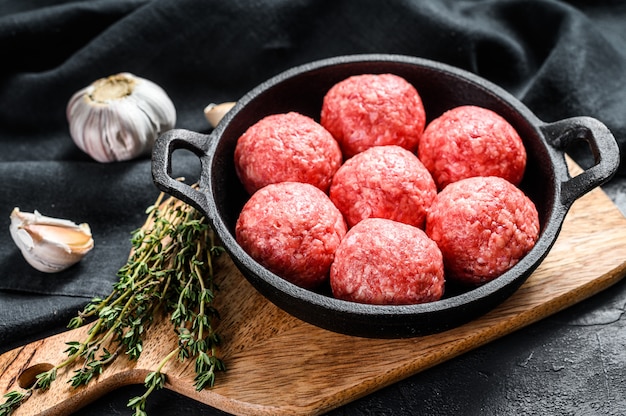 Receta para cocinar albóndigas de carne molida en una sartén. Fondo negro. Vista superior