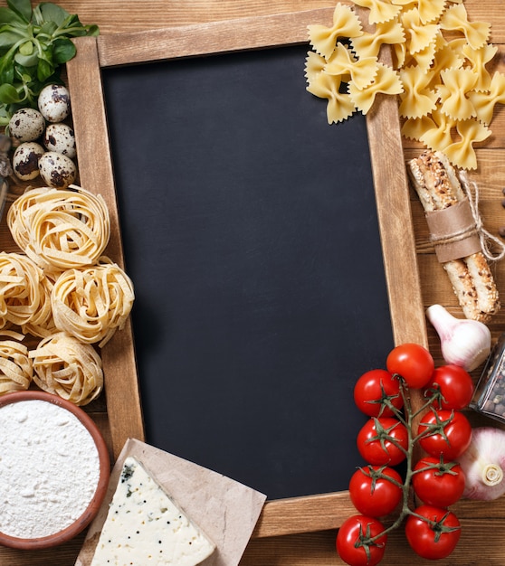 Foto receta de comida italiana en madera rústica