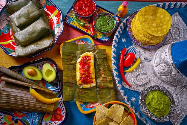 Receta de comida mexicana al tamal con hojas de plátano.