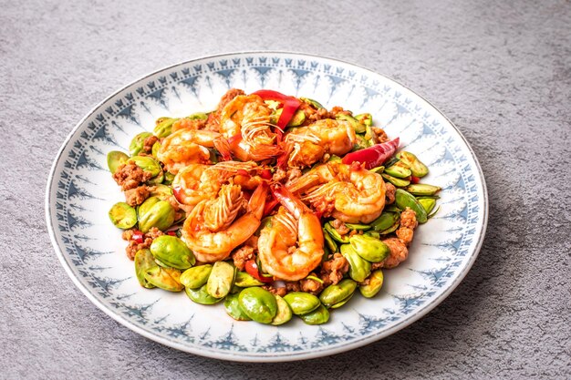 Receta de comida tradicional del sur de Tailandia popular en Tailandia Stir frito Sato con enfoque selectivo de pasta de gambas