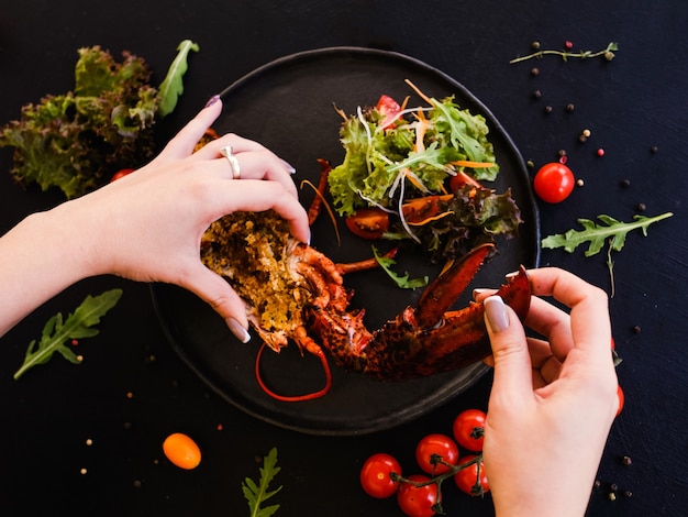 Receta culinaria de plato de bogavante relleno. arte de la cocina. cocinero talentoso. comida de restaurante.