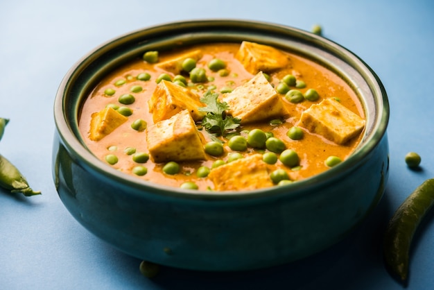 Receta de curry matar paneer elaborado con requesón con guisantes, servido en un bol. enfoque selectivo