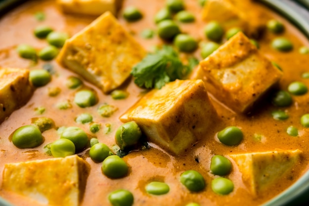 Receta de curry matar paneer elaborado con requesón con guisantes, servido en un bol. enfoque selectivo