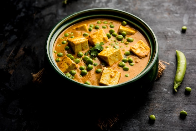 Receta de curry matar paneer elaborado con requesón con guisantes, servido en un bol. enfoque selectivo