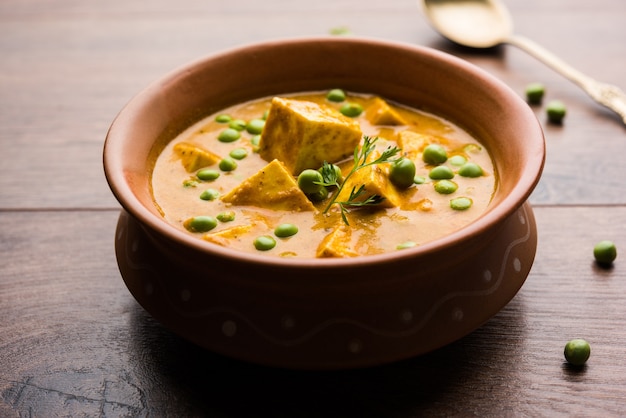 Receta de curry matar paneer elaborado con requesón con guisantes, servido en un bol. enfoque selectivo