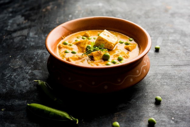 Receta de curry matar paneer elaborado con requesón con guisantes, servido en un bol. enfoque selectivo