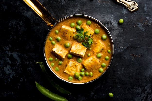 Receta de curry matar paneer elaborado con requesón con guisantes, servido en un bol. enfoque selectivo