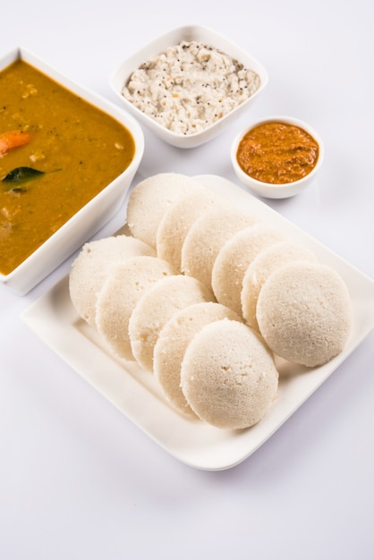 Receta de desayuno del sur de la India ociosamente o Idli o pastel de arroz servido con chutney de coco y sambar, enfoque selectivo