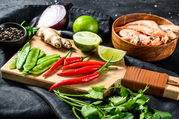 Receta e ingredientes Tom Kha Gai. Sopa de pollo galangal tailandés en leche de coco.