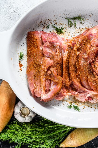 Foto receta de filete de muslo de pavo al horno con verduras. fondo gris vista superior