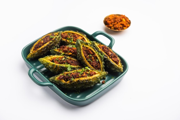 Receta de fritura de bharwa karela masala o melón amargo relleno