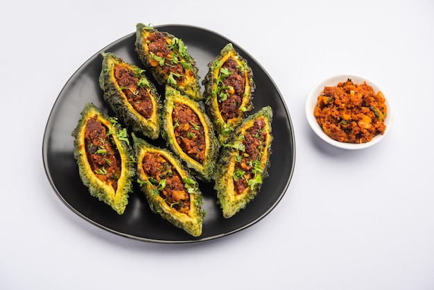 Receta de fritura de bharwa karela masala o melón amargo relleno