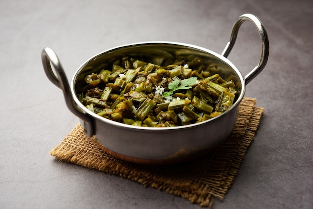 Receta de gavarfali o gawar o Gavar sabzi hecha con frijoles en salsa o fritos secos