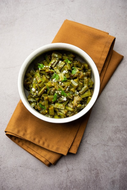 Receta de gavarfali o gawar o Gavar sabzi hecha con frijoles en salsa o fritos secos