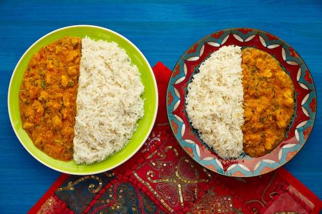 Receta india del plato del curry del pollo en azul