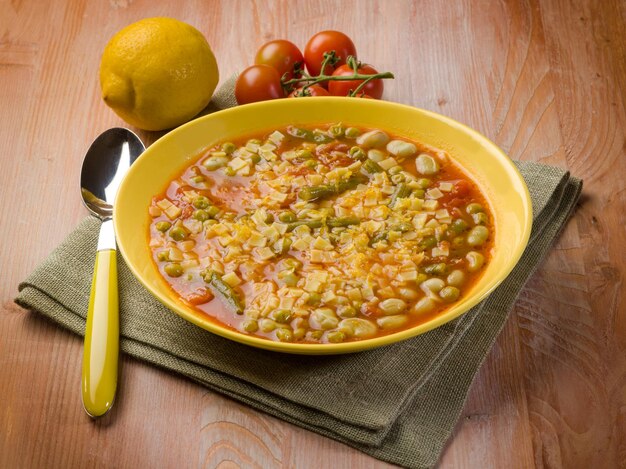 Foto receta italiana tradicional de la sopa de quadrucci