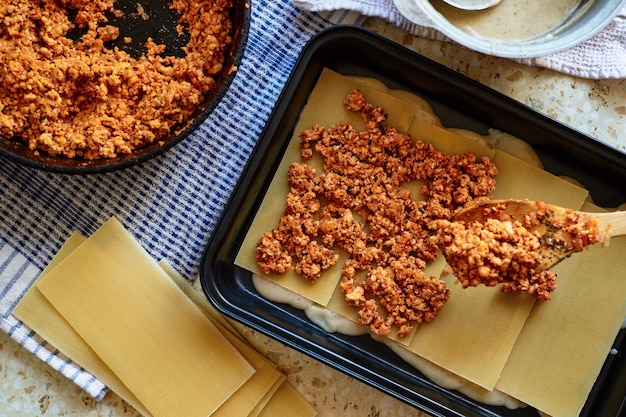 Receta de lasaña casera con salsa de tomate y carne. Receta escalonada.