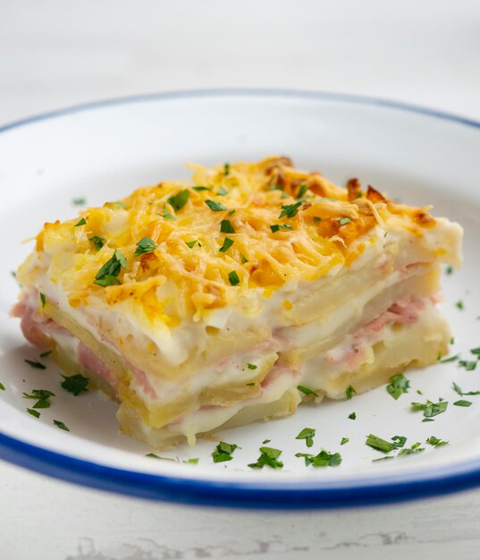 Receta de lasaña de patatas y bechamel con jamón y queso gratinado