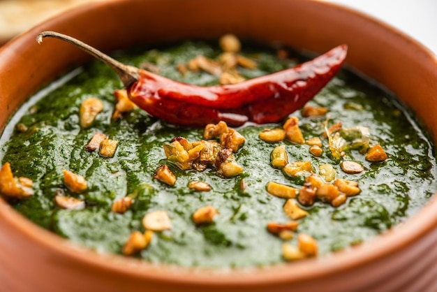 Receta de Lasooni palak o plato principal indio con curry de espinacas y ajo al estilo dhaba servido con naan