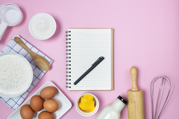 Foto receta del menú de ingredientes alimenticios en fondo rosado