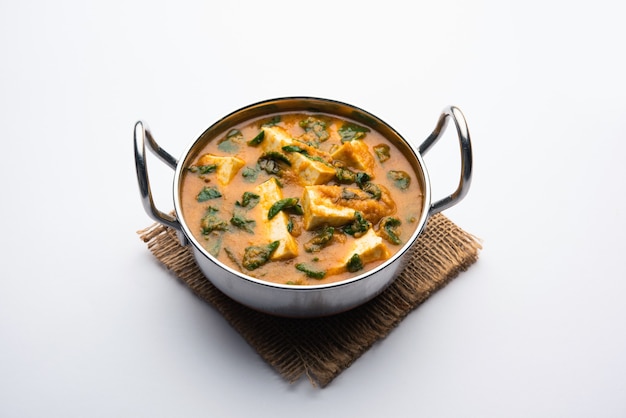 Receta de Methi Paneer Sabzi o requesón estilo indio con curry de hojas de fenogreco. Servido en un bol o Karahi.