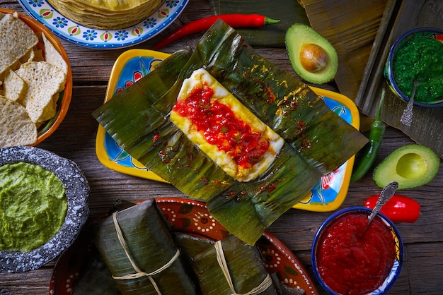 Receta mexicana de tamal con hojas de plátano.