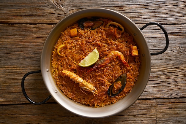 Receta de paella de marisco Fideua para dos de España