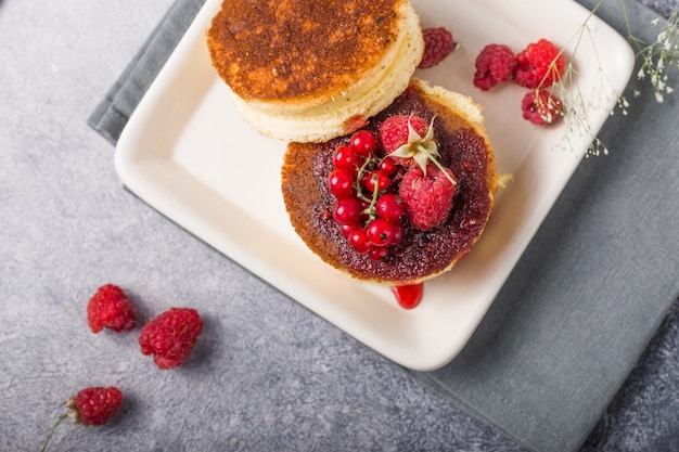 Receta de panqueques japoneses con frutos rojos