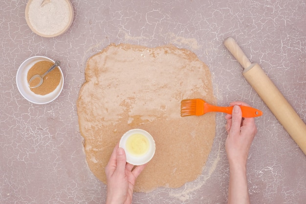 Una receta paso a paso para panecillos dulces de canela y rosas