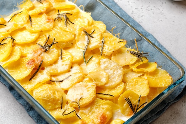 Receta paso a paso de patatas gratinadas con romero en fuente de horno de cristal Cazuela de patatas Cerrar