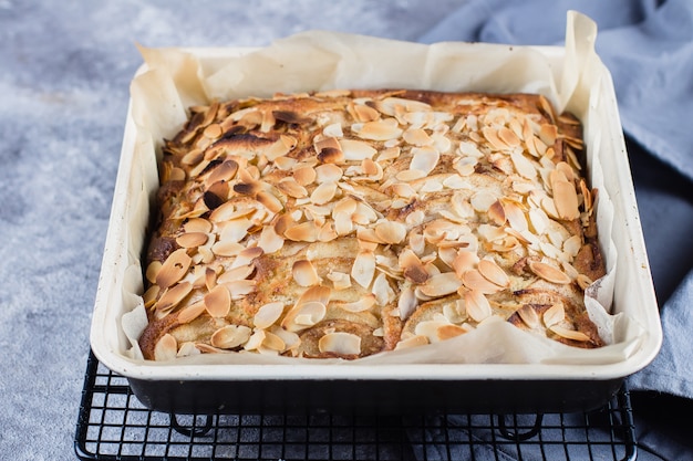 Receta paso a paso. Tartas caseras con manzanas y hojuelas de almendra. Pastel Biscuit Noruego