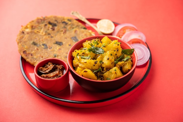 Receta de patatas fritas de verduras secas con cebolla o Pyaj Paratha, servido con pepinillo de mango o achar. comida india