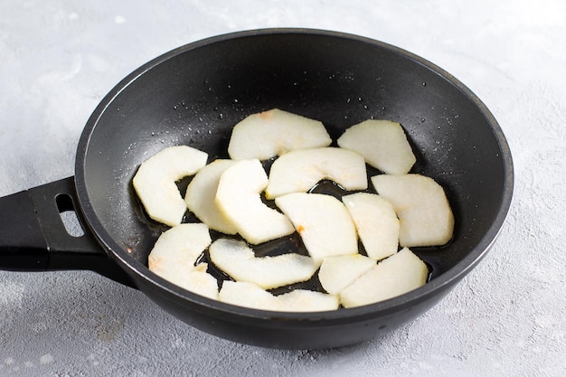 Receta de pera fresca en rodajas en una sartén