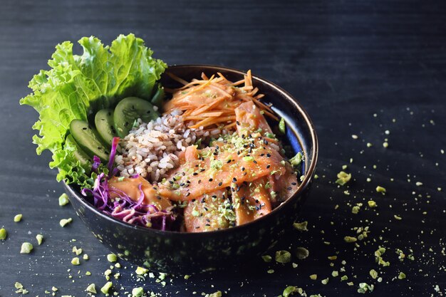 Foto receta de salmón poke bowl