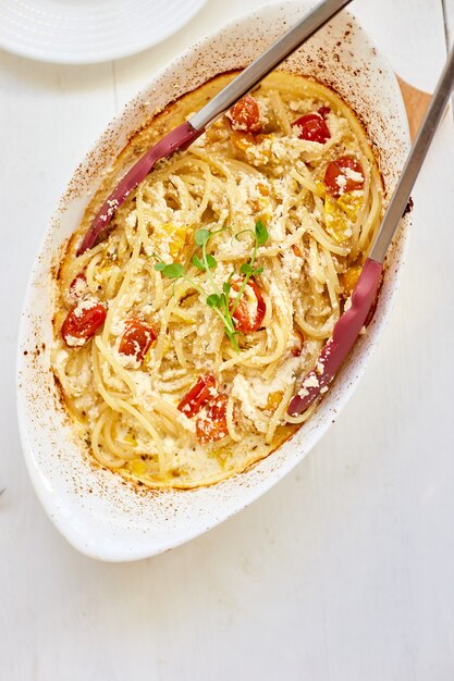 Receta de tomates al horno y queso feta con pasta