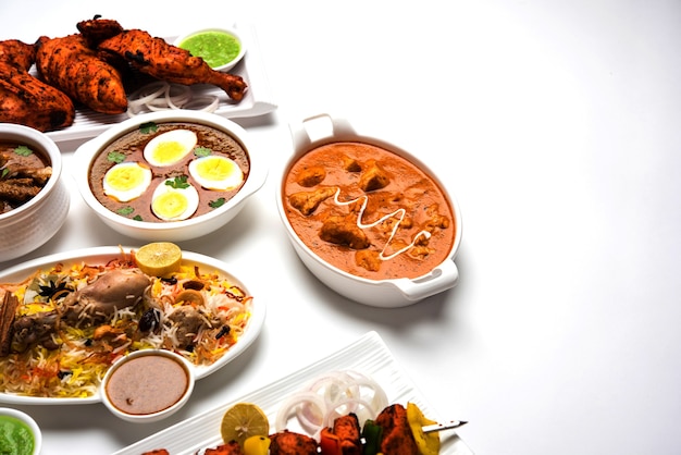Receta variada de comida india no vegetariana servida en grupo. Incluye Chicken Curry, Mutton Masala, Anda o egg curry, Butter chicken, biryani, tandoori murg, chicken-tikka y naa, roti para ramadán
