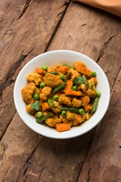 Receta de vegetales secos de coliflor tava o phool gobhi sabzi