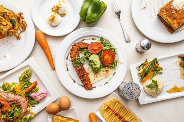 Foto recetas de la cocina griega con pulpo a la plancha garbanzos hummus ensalada de gambas arron con moussaka de verduras y huevos cocidos