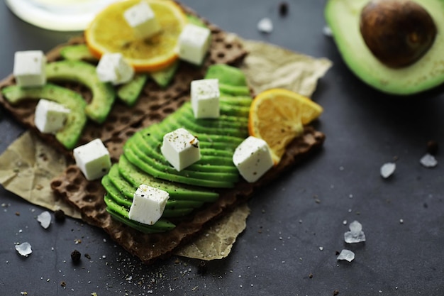 Recetas para cocinar con aguacate. Aguacate verde maduro sobre una tabla de cortar de madera para servir.