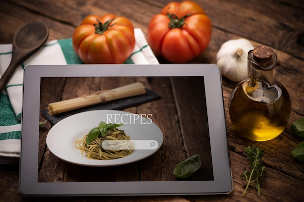 Recetas de comida tablet PC en la mesa de madera rústica de cerca