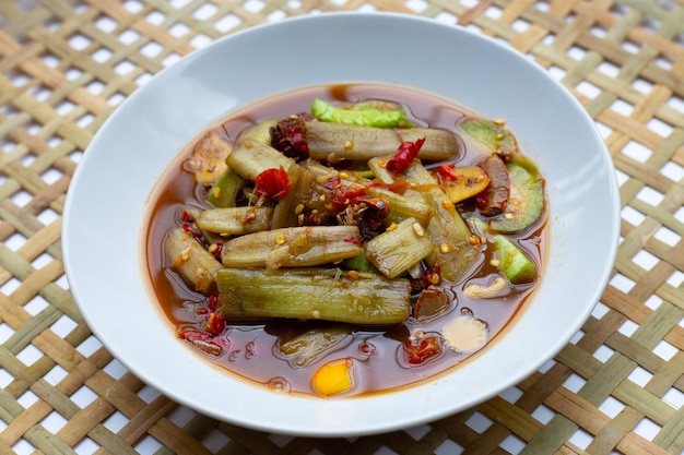 Recetas de comida tailandesa de ensalada picante de tallo de loto