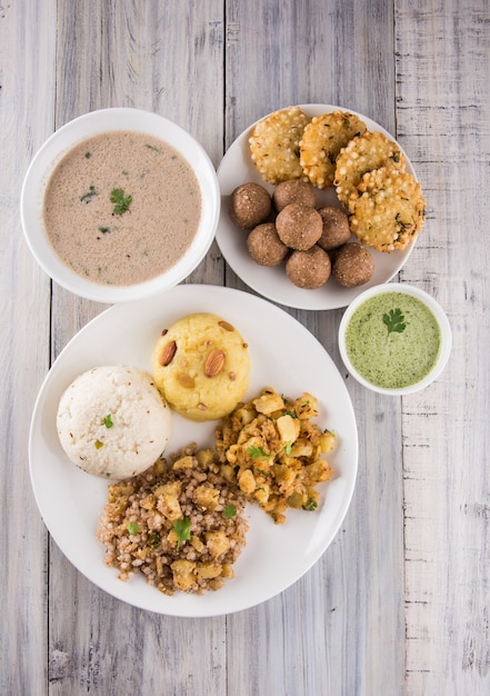 Foto recetas indias de ayuno o comida upwas, para navratri, maha shivratri o ekadasi o chaturthi o gauri vrat. servido en vajilla de cerámica sobre fondo de colores o madera. enfoque selectivo