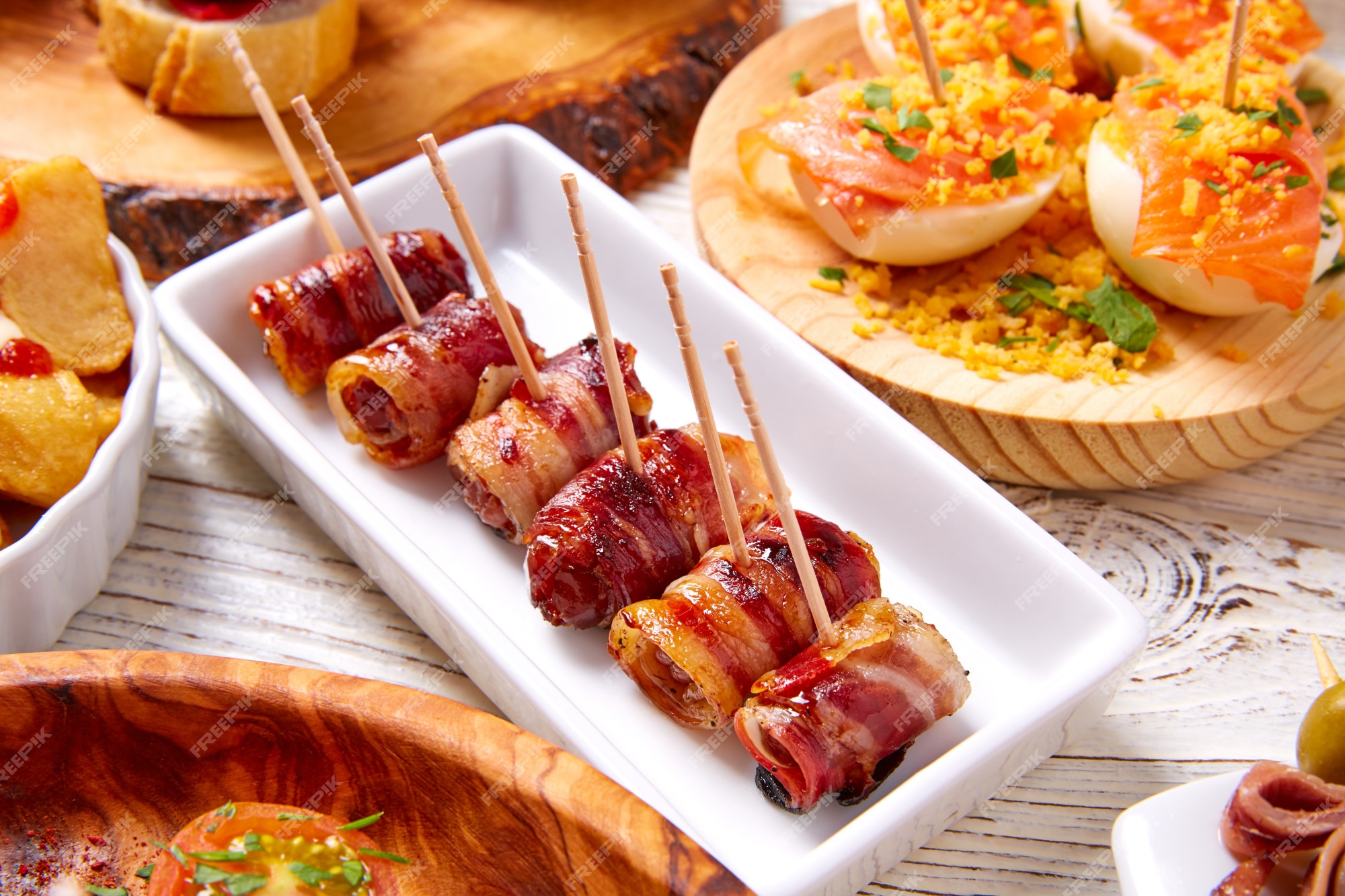 Recetas de mezcla de tapas y pinchos de comida española también pintxos |  Foto Premium