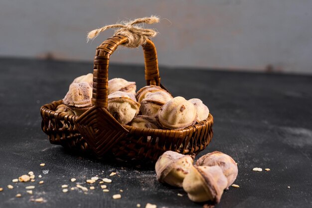 Recheio de pastelaria saborosa doce com creme no fundo preto